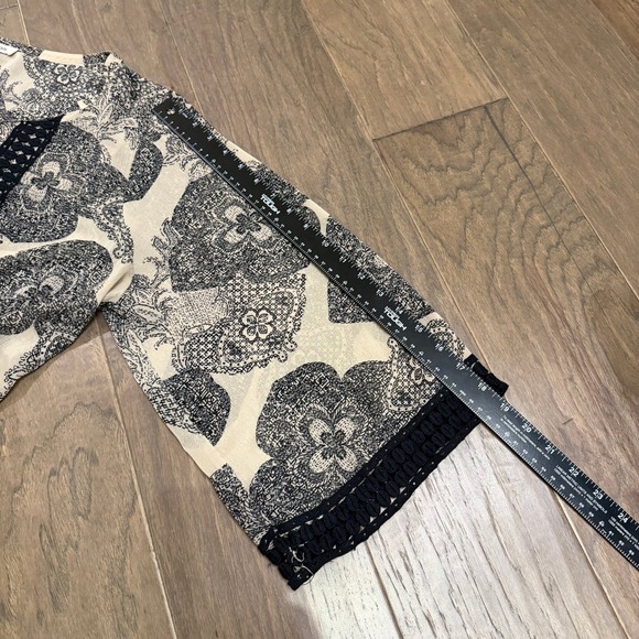 Black Rainn Women's 2X Beige Black Paisley Print Peplum Top Lace Trim Tie Neck - Picture 6 of 7